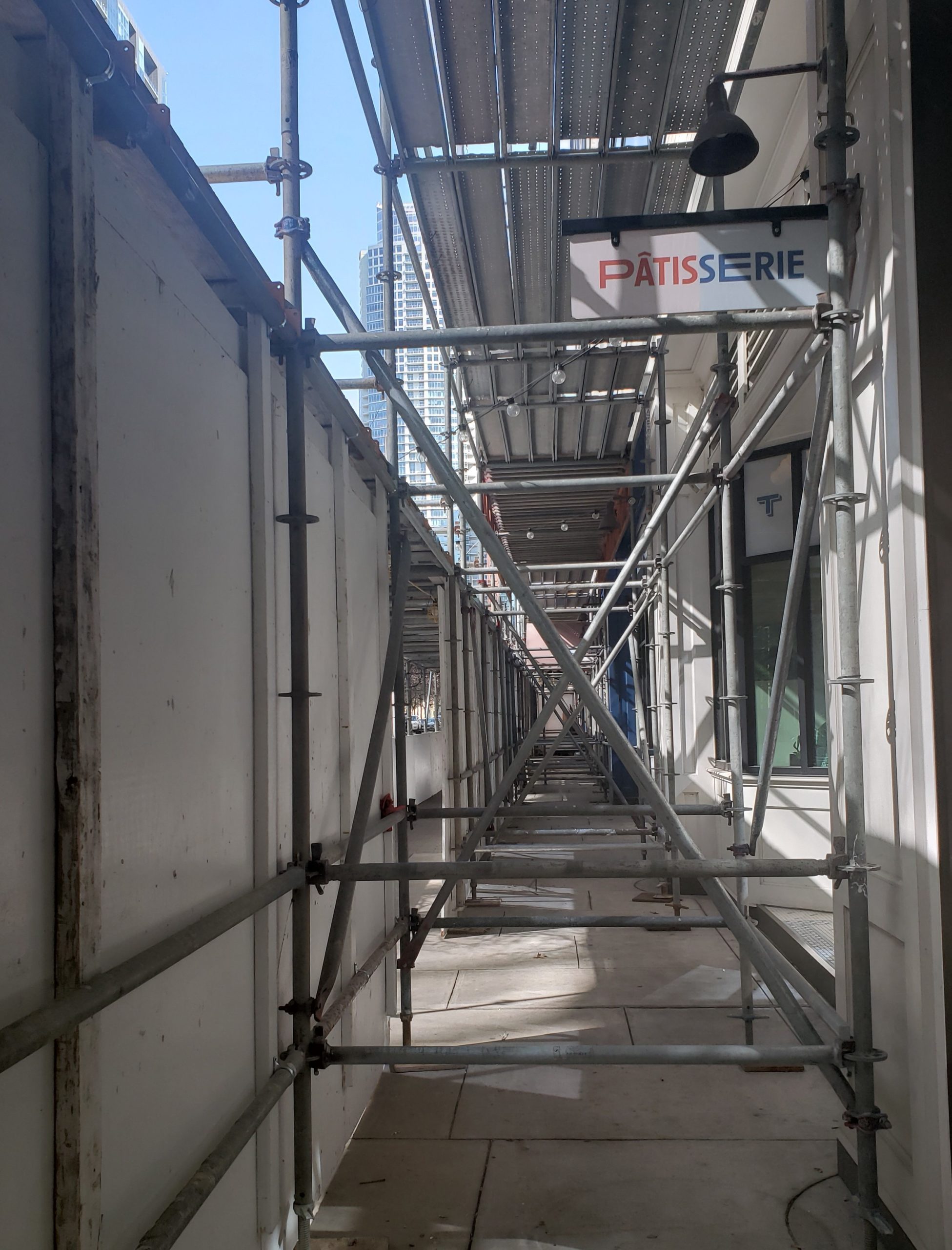 manual track system for swing stage scaffold